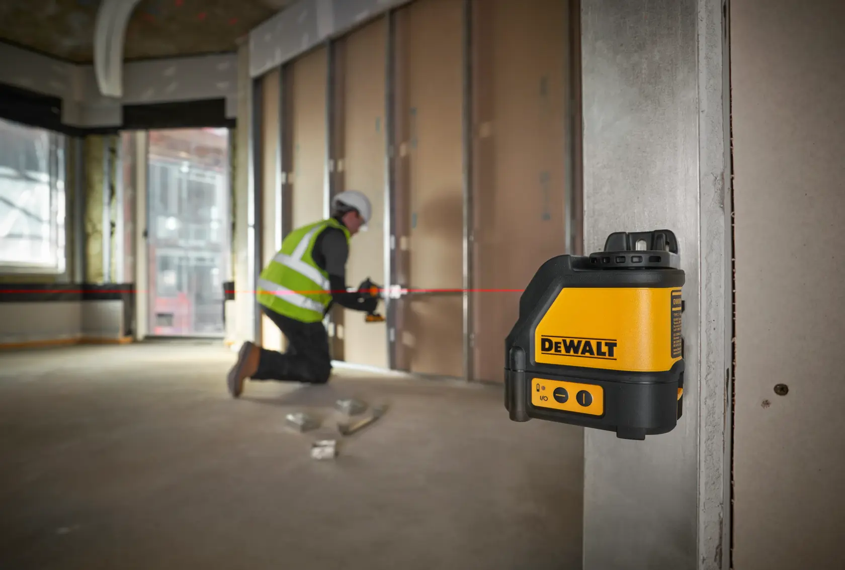 DEWALT® Самонивелиращ се лазер с червен лъч и кръстосани линии