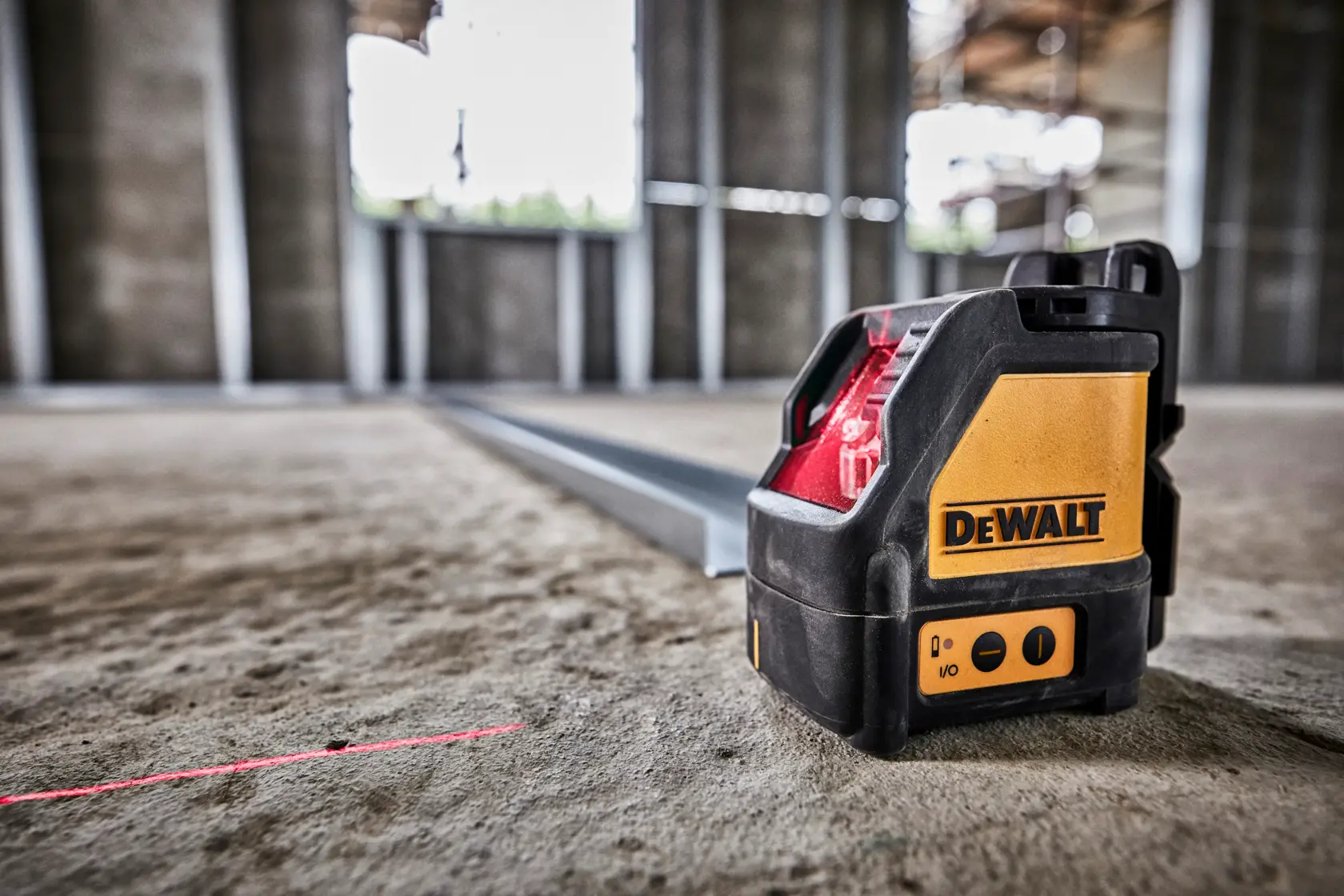 DEWALT® Самонивелиращ се лазер с червен лъч и кръстосани линии