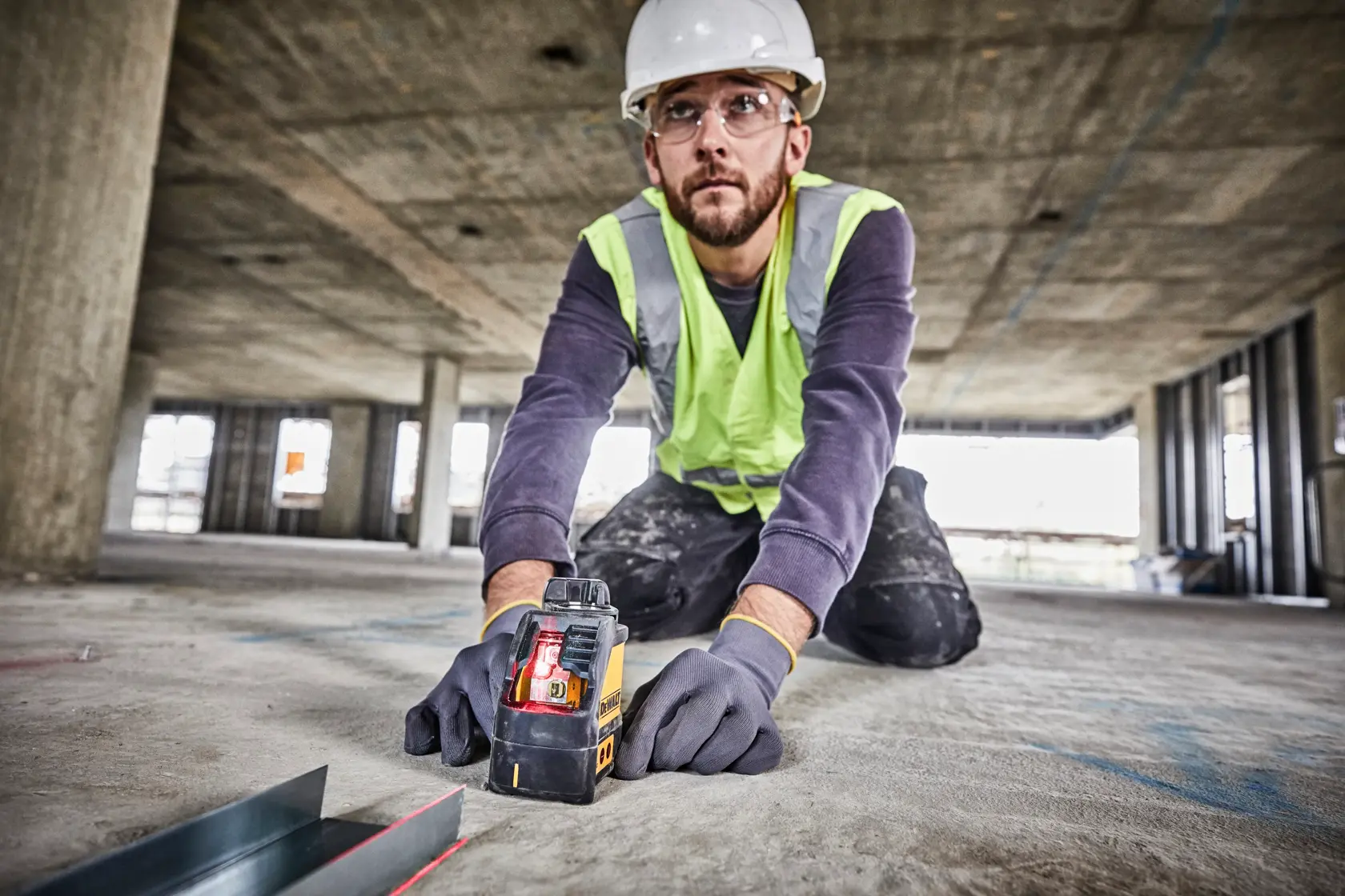 DEWALT® Самонивелиращ се лазер с червен лъч и кръстосани линии