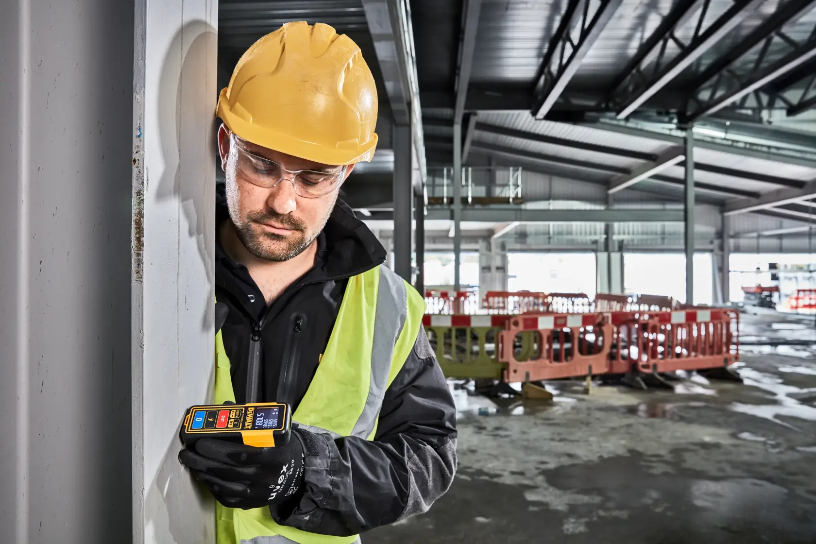 DEWALT® 30 м лазерна ролетка с Bluetooth