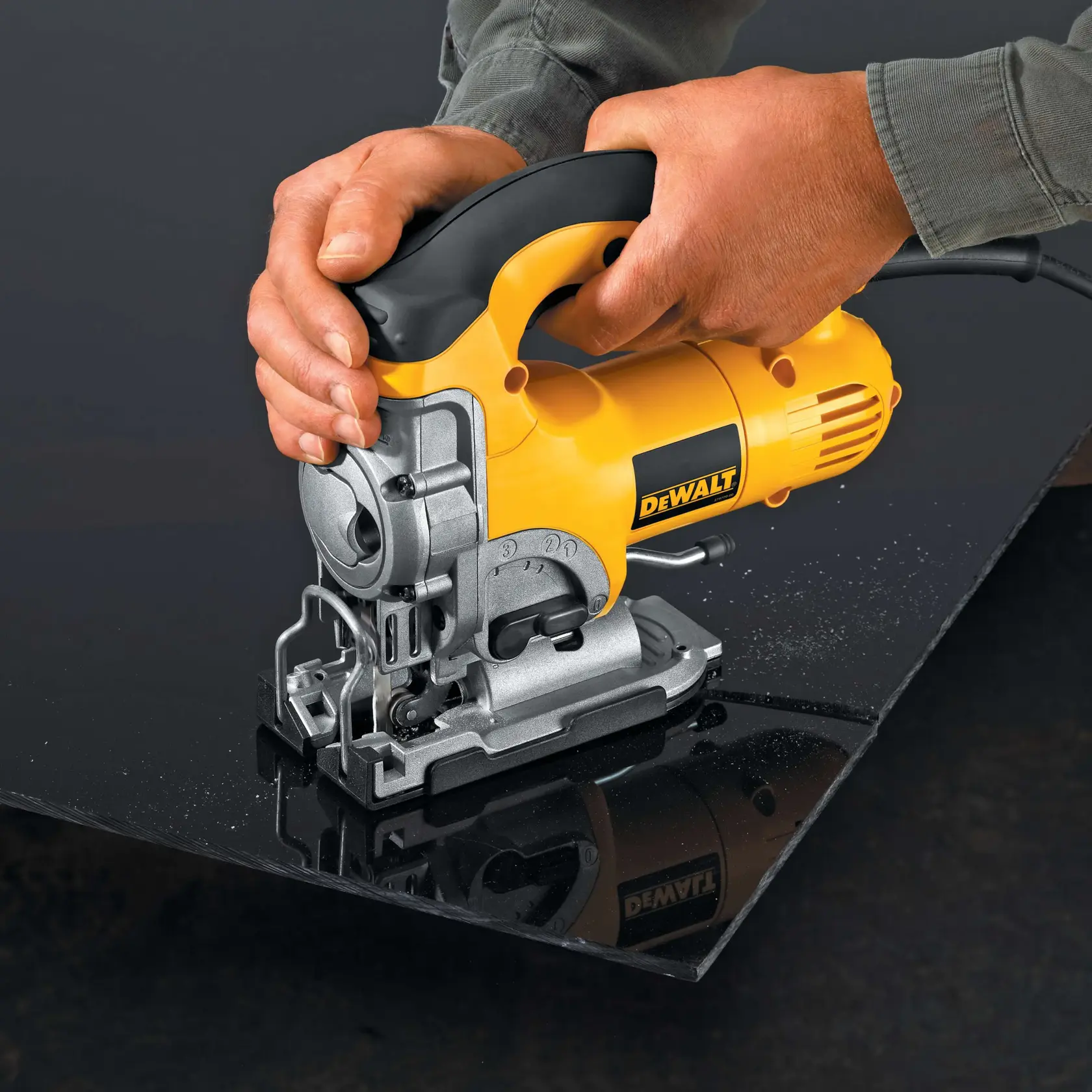 DEWALT® 701W Професионален прободен трион с горна ръкохватка