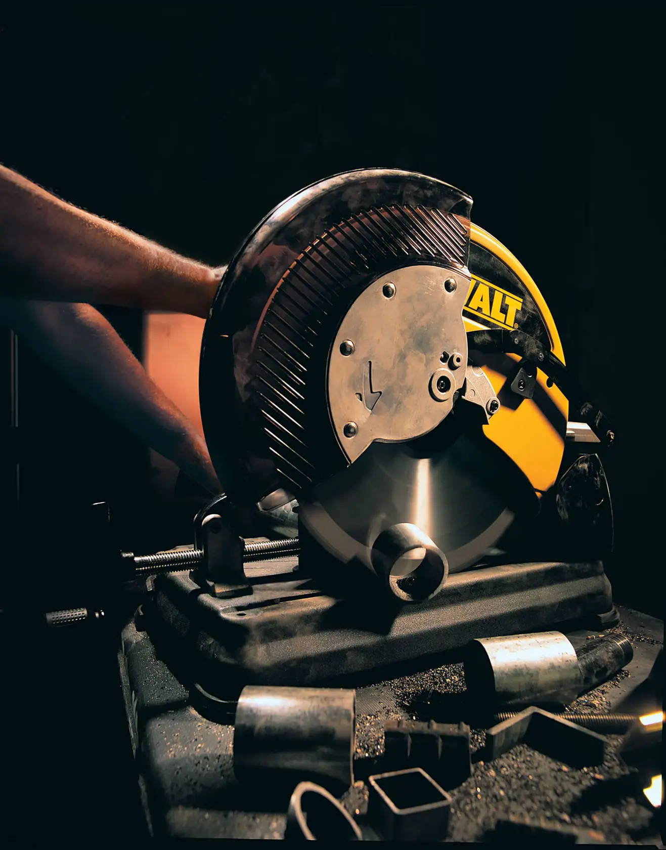 DEWALT® 2200W 355 мм отрезна машина за метал с плавен пуск и TCT диск