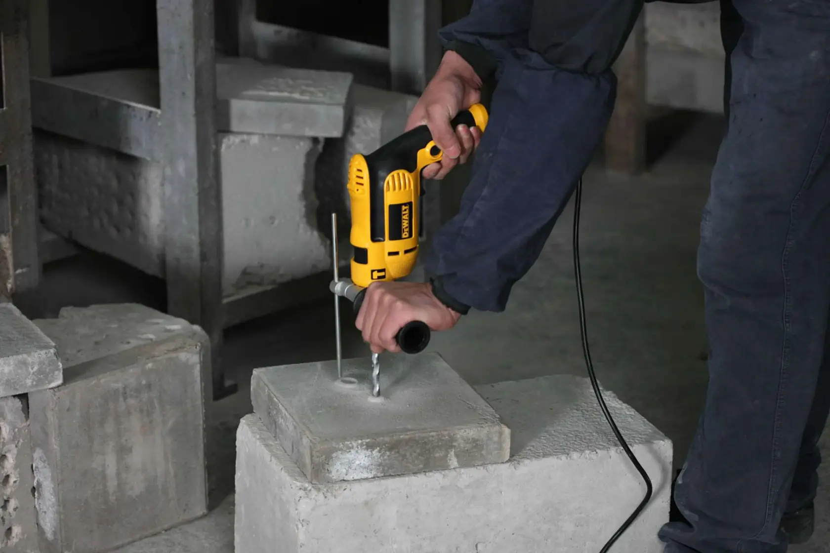 DEWALT® 750W електрическа ударна бормашина