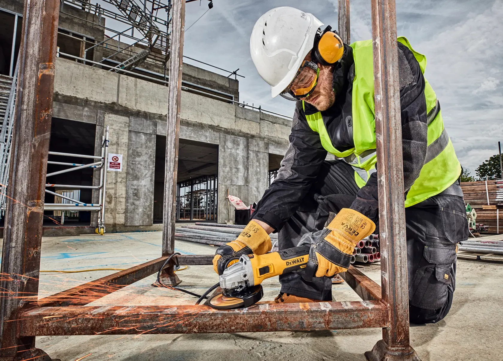 DEWALT® 1700W 125 mm безчетков ъглошлайф с регулируеми обороти