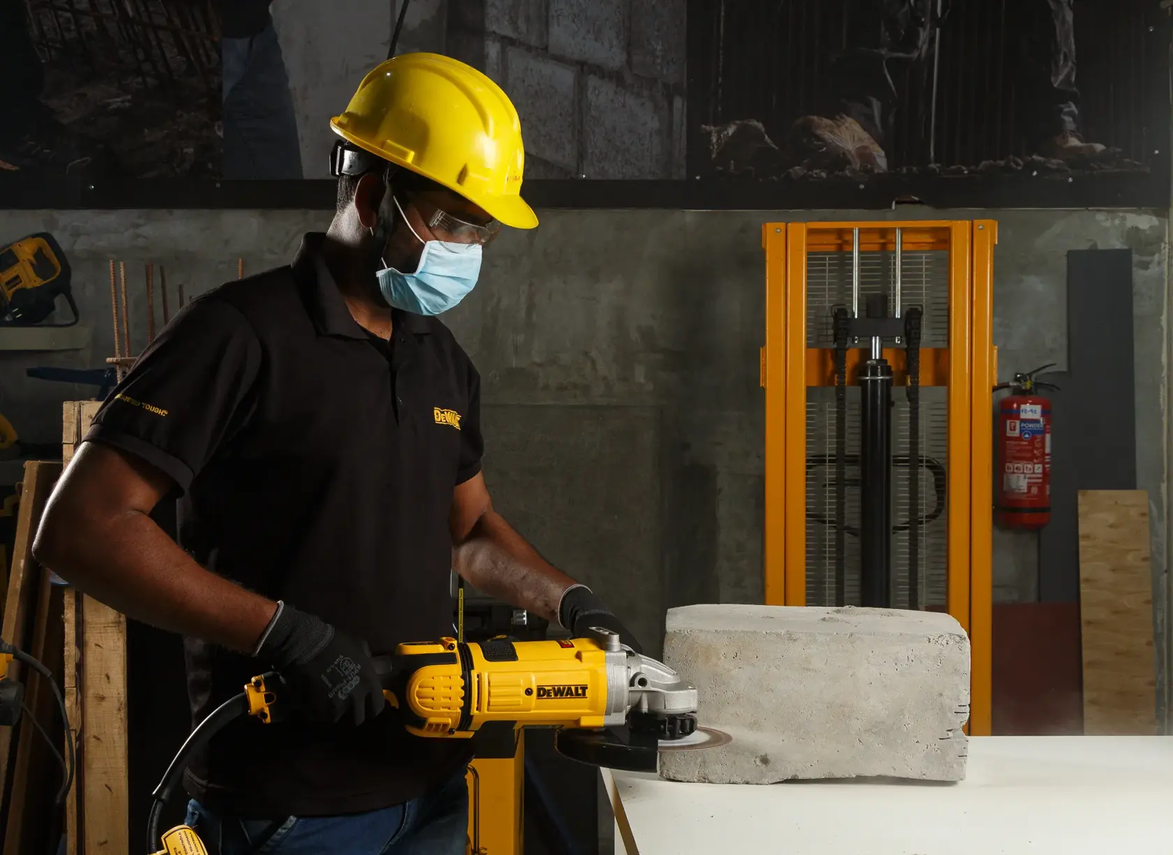 DEWALT® 2600W 230 мм ъглошлайф