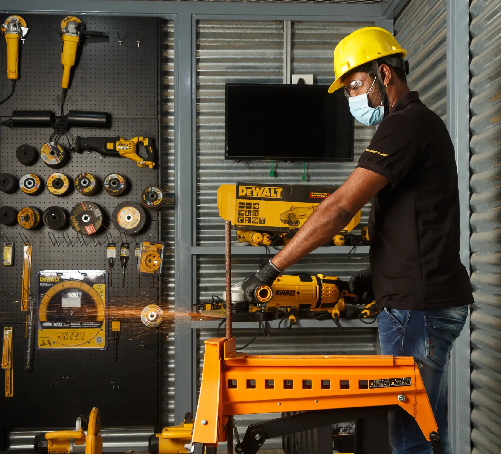 DEWALT® 2600W 230 мм ъглошлайф