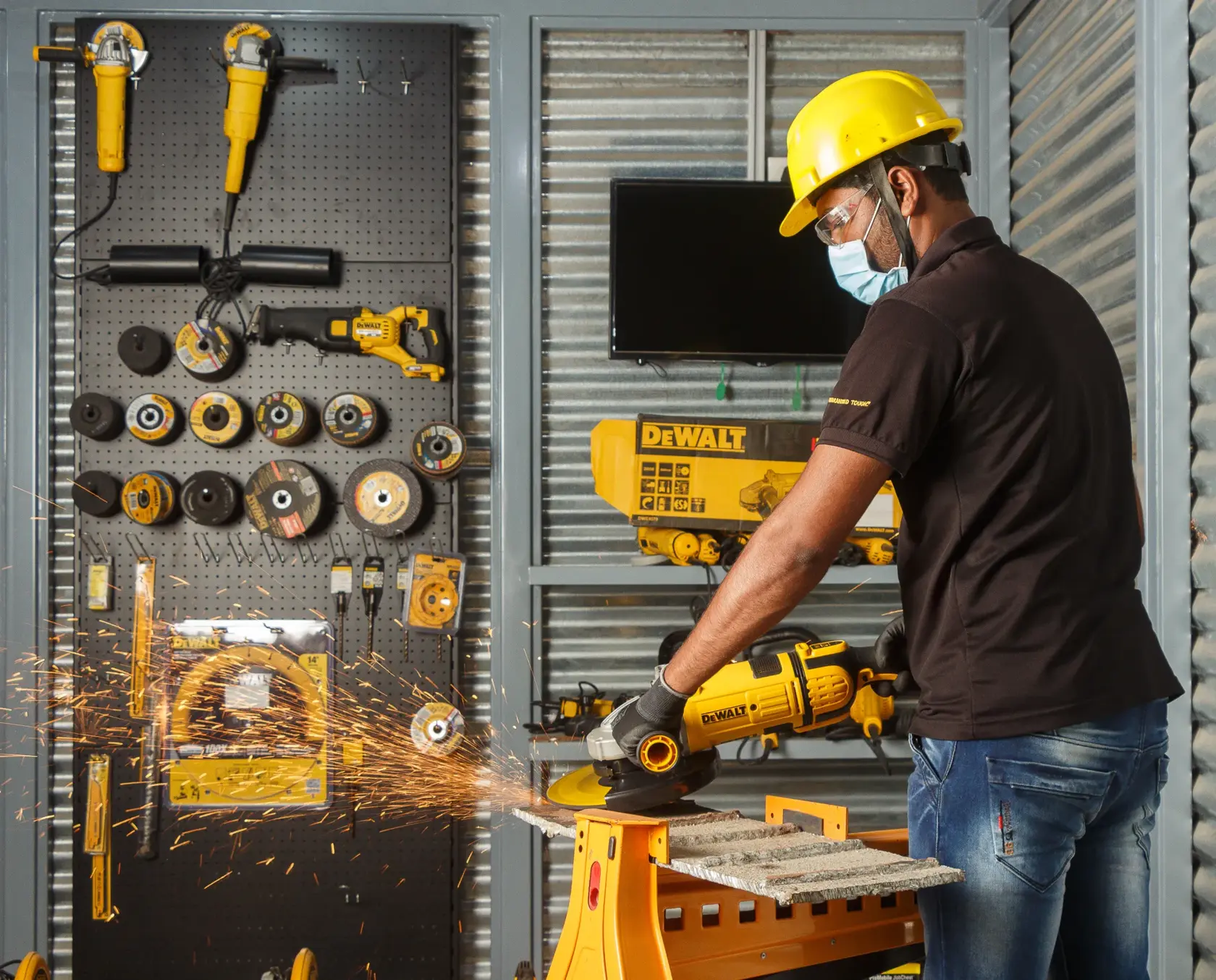 DEWALT® 2600W 230 мм ъглошлайф