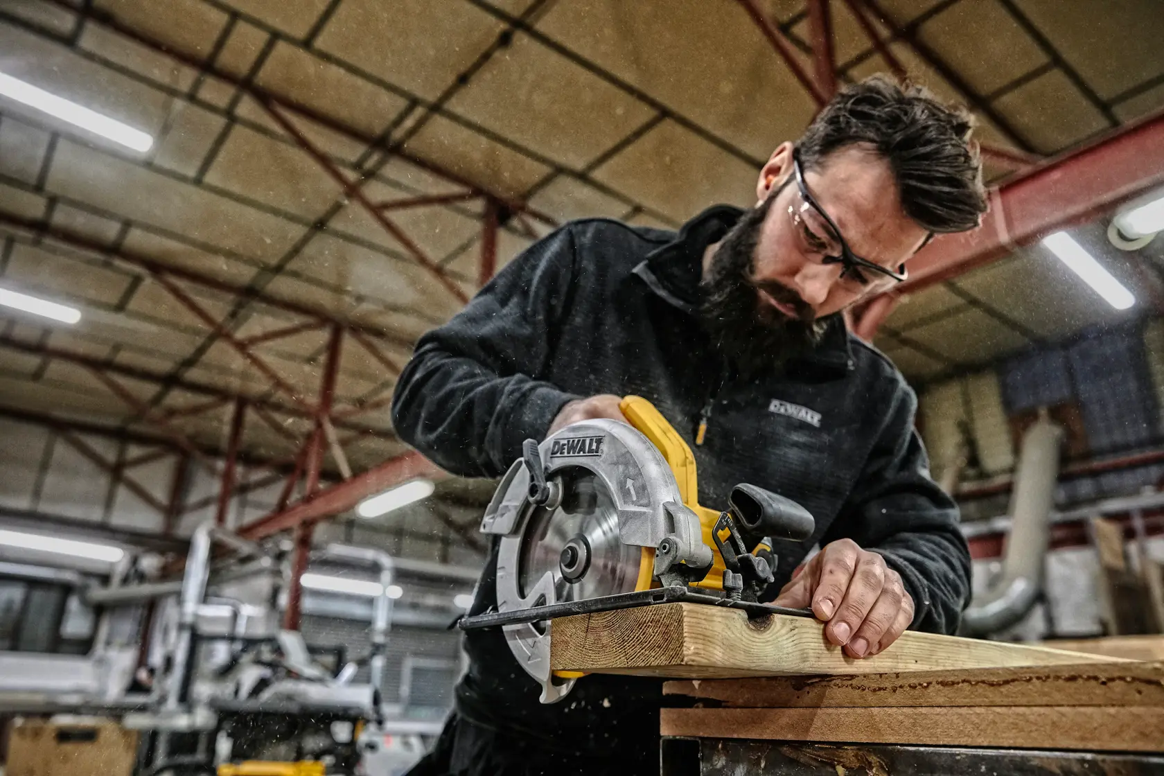 DEWALT® 1350 W 184 мм циркуляр