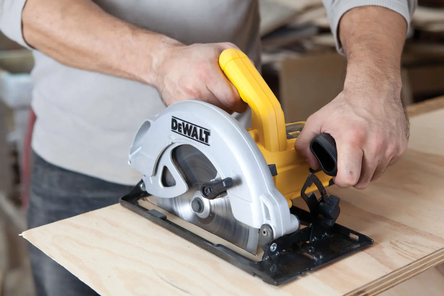DEWALT® 1350 W 184 мм циркуляр