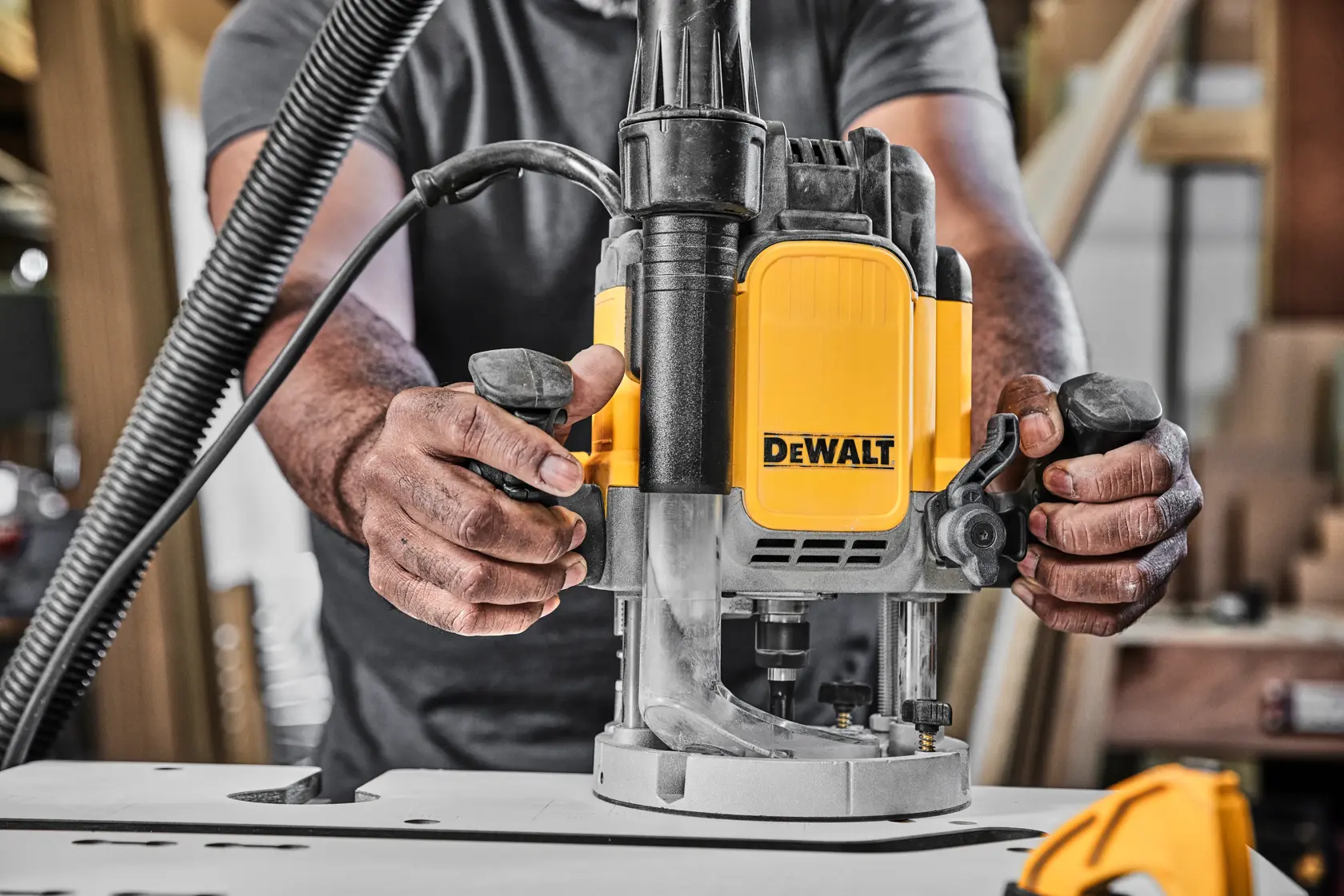 DEWALT® 2300W 12 мм вертикална фреза
