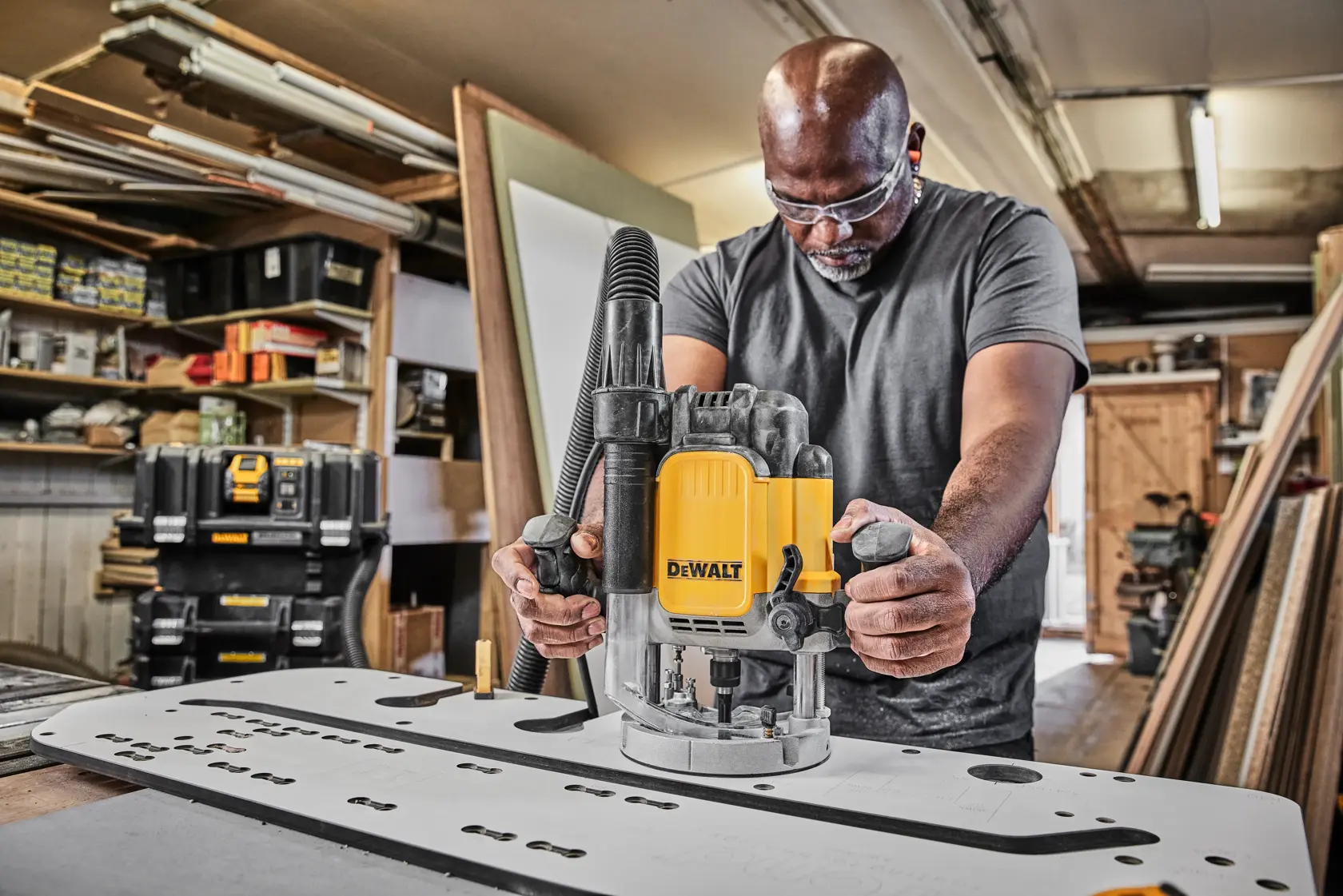 DEWALT® 2300W 12 мм вертикална фреза