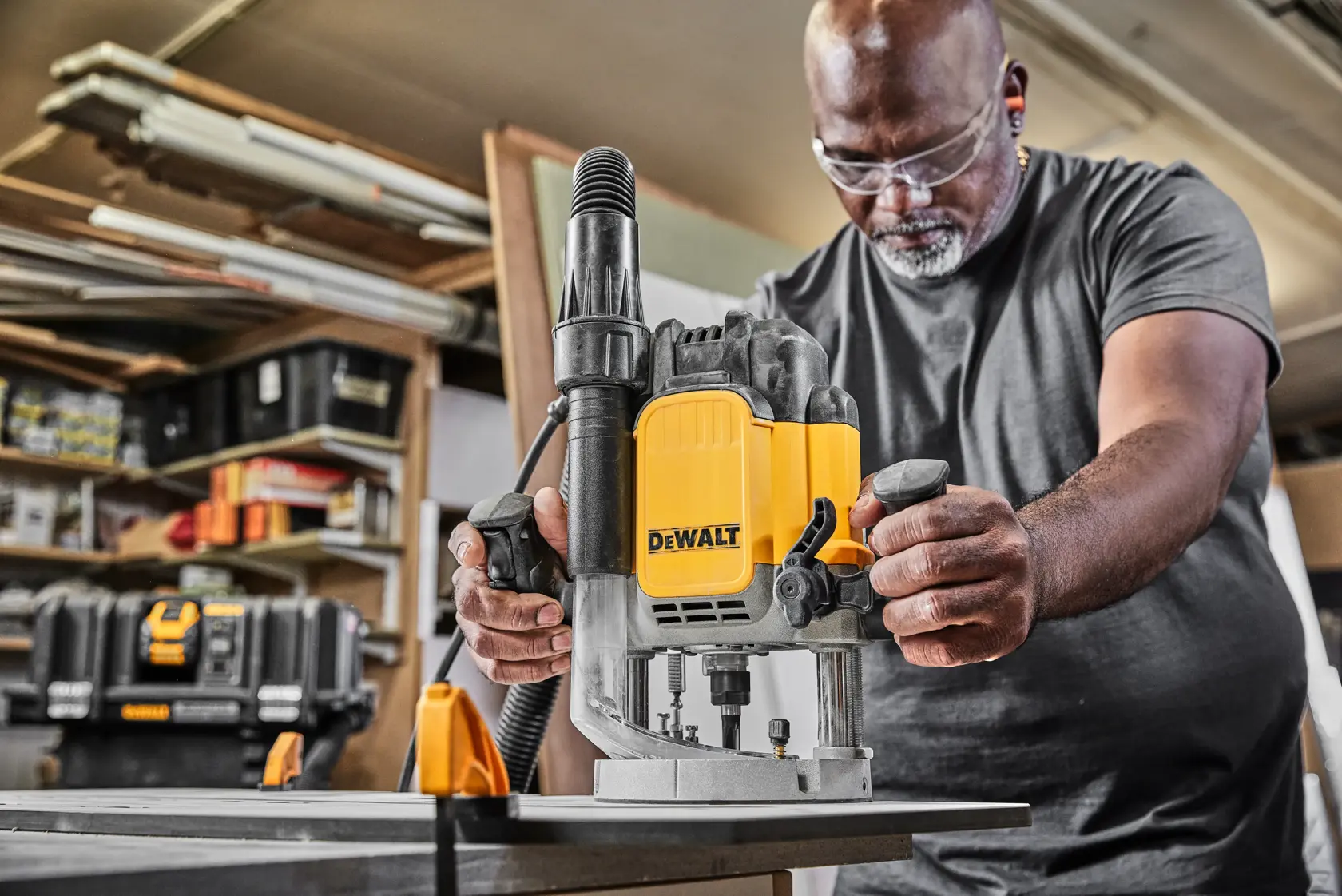 DEWALT® 2300W 12 мм вертикална фреза