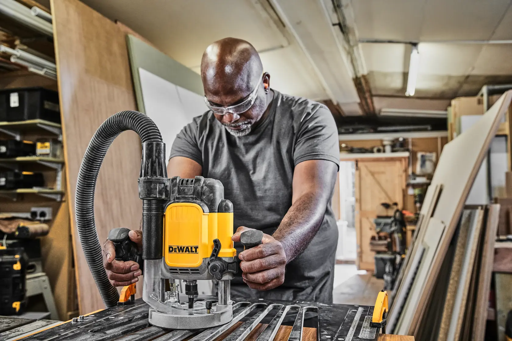 DEWALT® 2300W 12 мм вертикална оберфреза