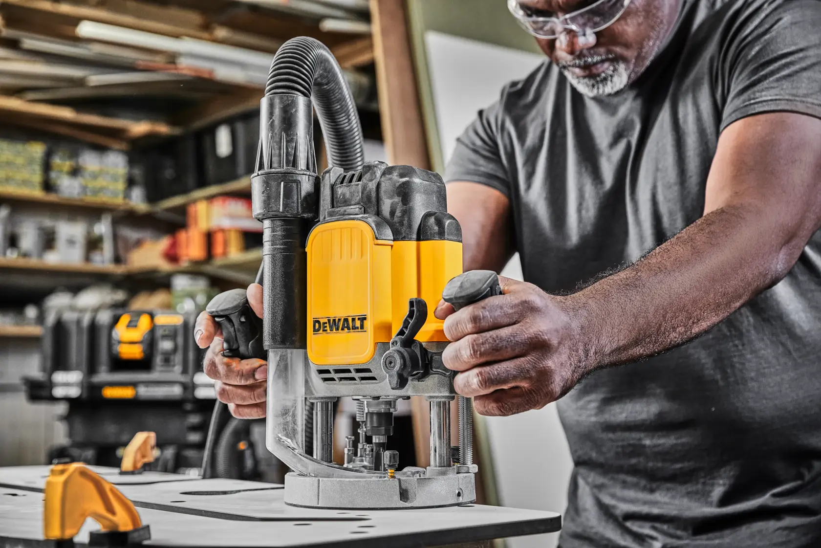 DEWALT® 2300W 12 мм вертикална оберфреза