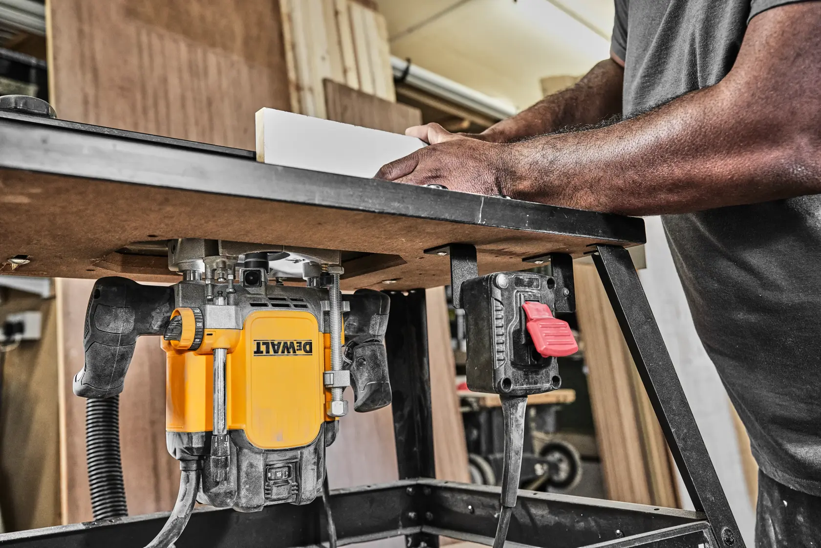 DEWALT® 2300W 12 мм вертикална фреза с прекъсвач за машини