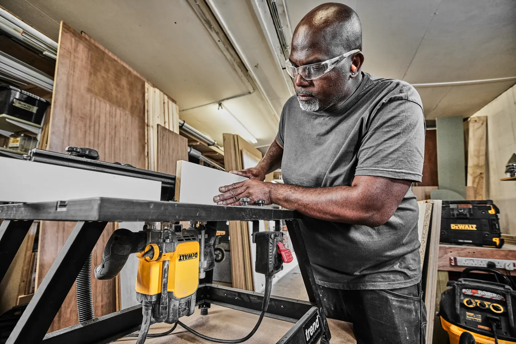 DEWALT® 2300W 12 мм вертикална фреза с прекъсвач за машини