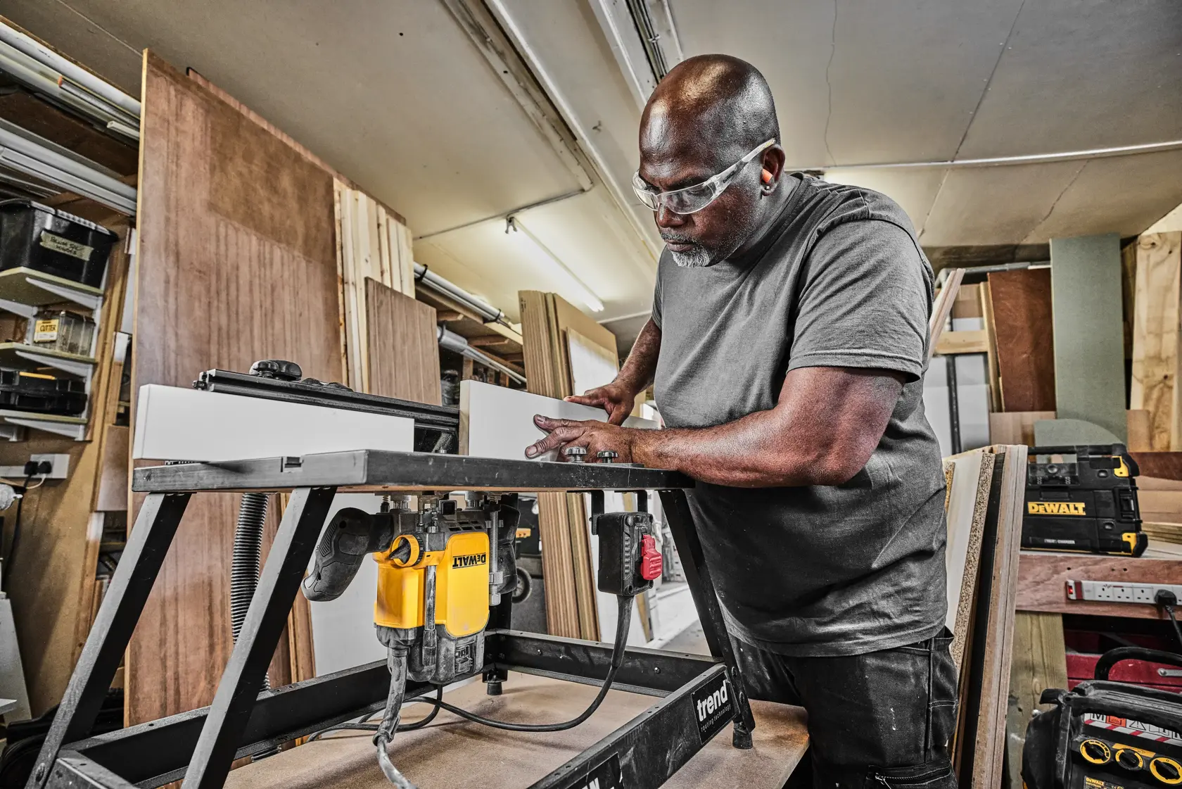 DEWALT® 2300W 12 мм вертикална фреза с прекъсвач за машини