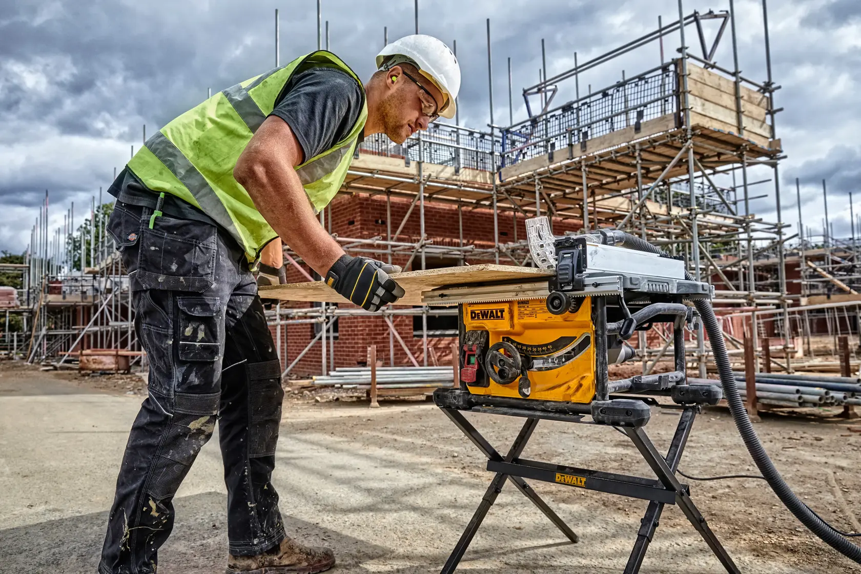 DEWALT® 210 мм компактен настолен циркуляр