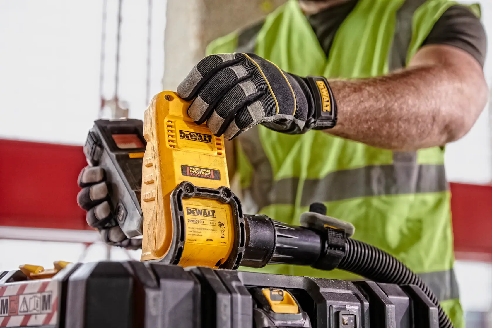 DEWALT® Устройство за изпразване на контейнера за прах