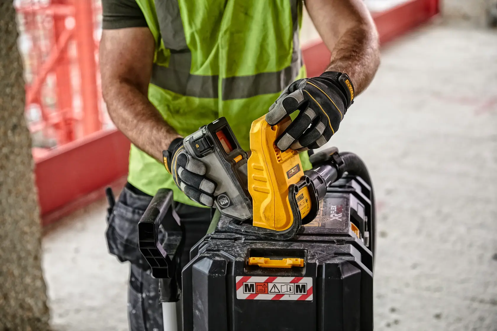 DEWALT® Устройство за изпразване на контейнера за прах