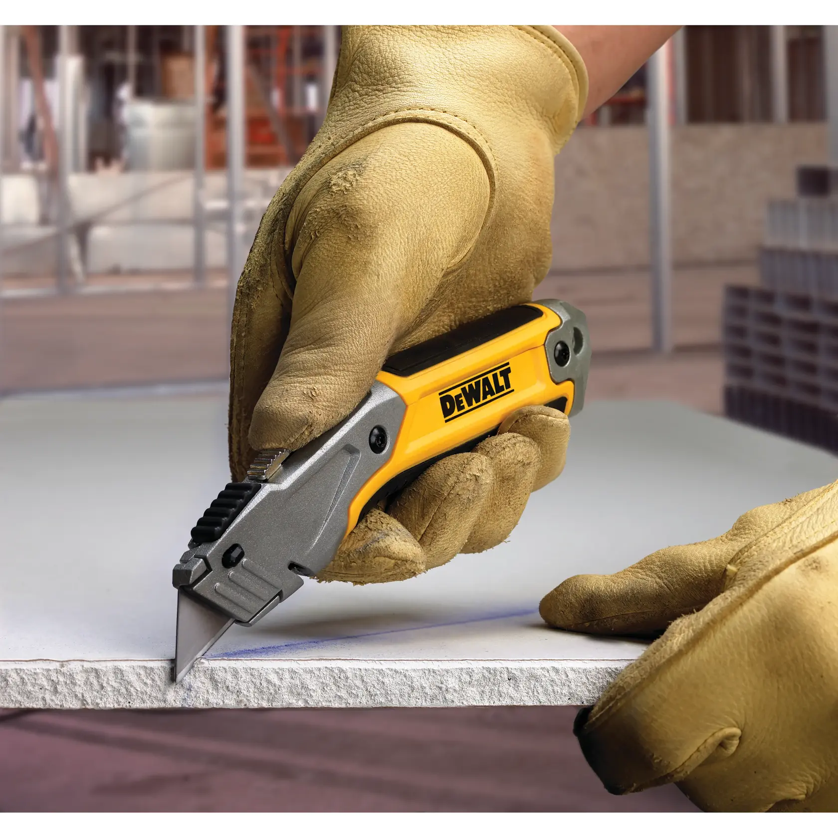 DEWALT® Макетен нож с прибиращо се острие