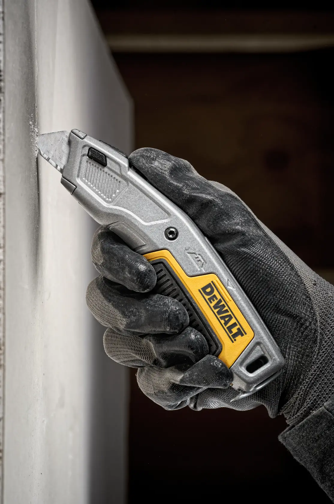 Макетен нож за разрушаване с фиксиран корпус и прибиращо се острие DEWALT