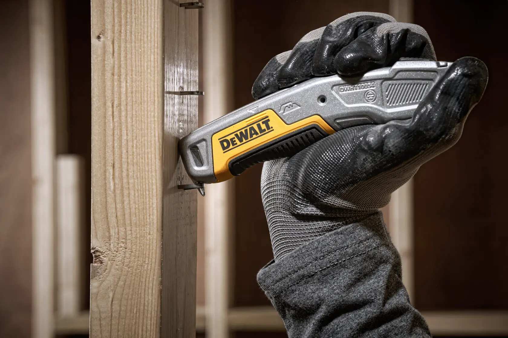 Макетен нож за разрушаване с фиксиран корпус и прибиращо се острие DEWALT