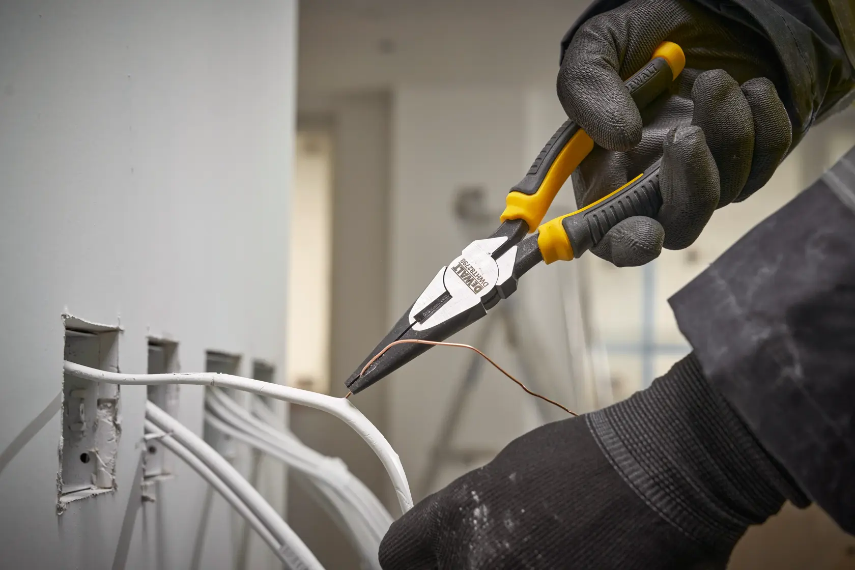 DEWALT® 200 mm LH Дългоусти клещи