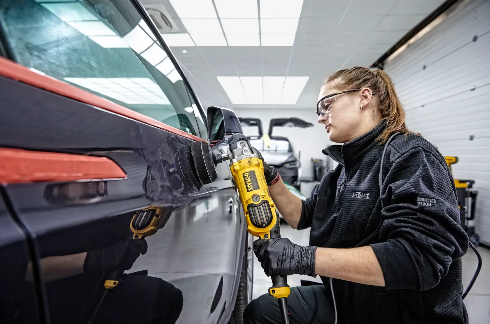 DEWALT® 1250W 180 мм ротационна полираща машина