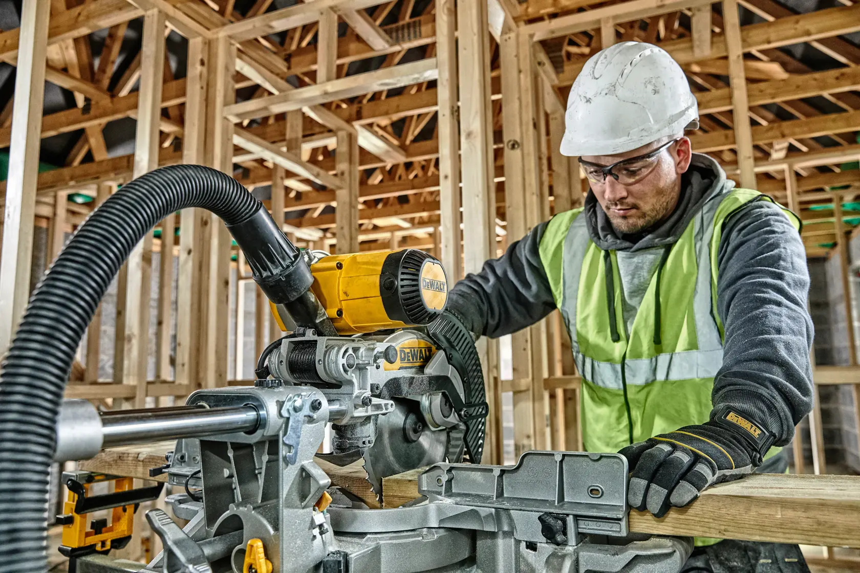 DEWALT® 250 мм настолен циркуляр с герунг