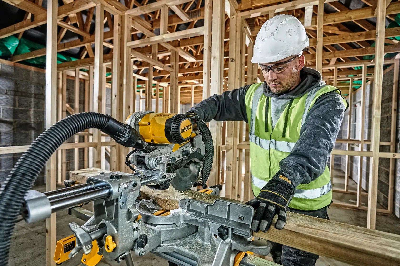 DEWALT® 250 мм настолен циркуляр с герунг