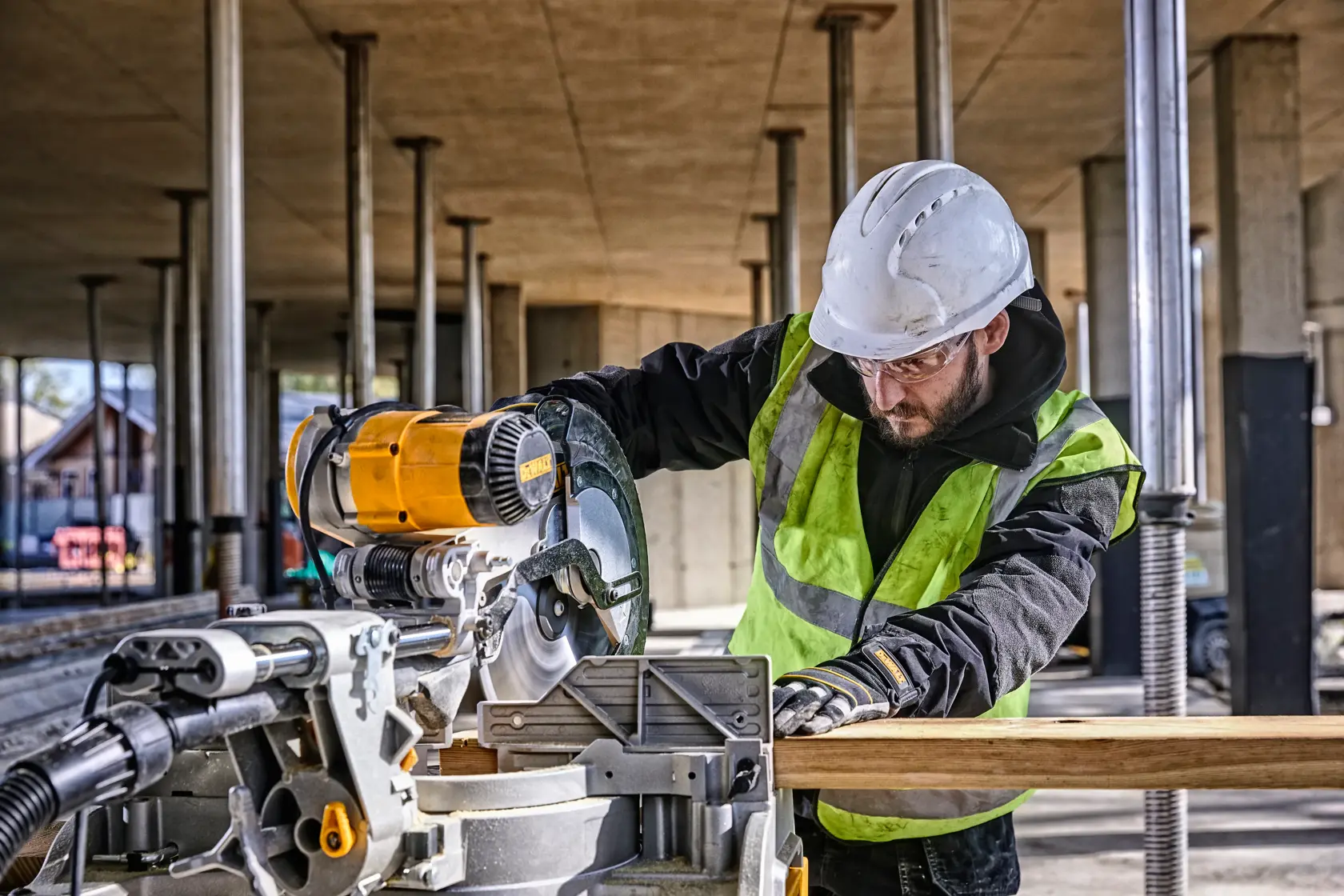 DEWALT® 305 мм циркуляр за рязане под ъгъл