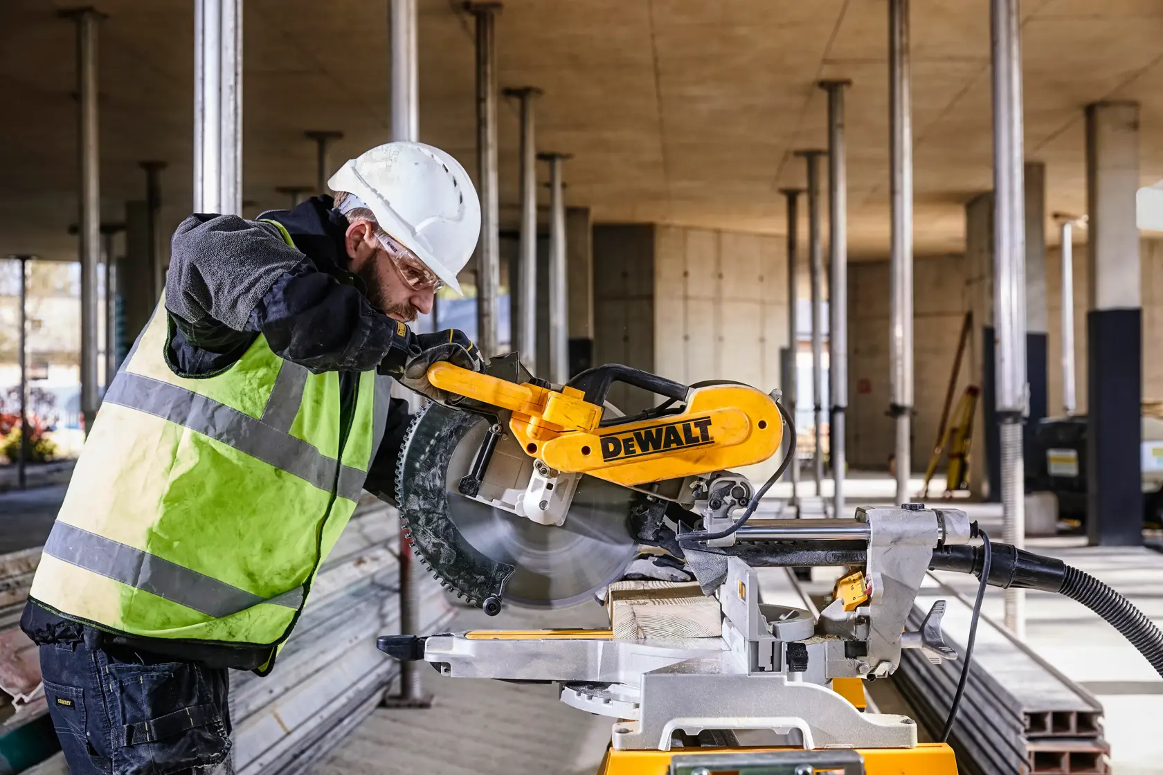 DEWALT® 305 мм циркуляр за рязане под ъгъл