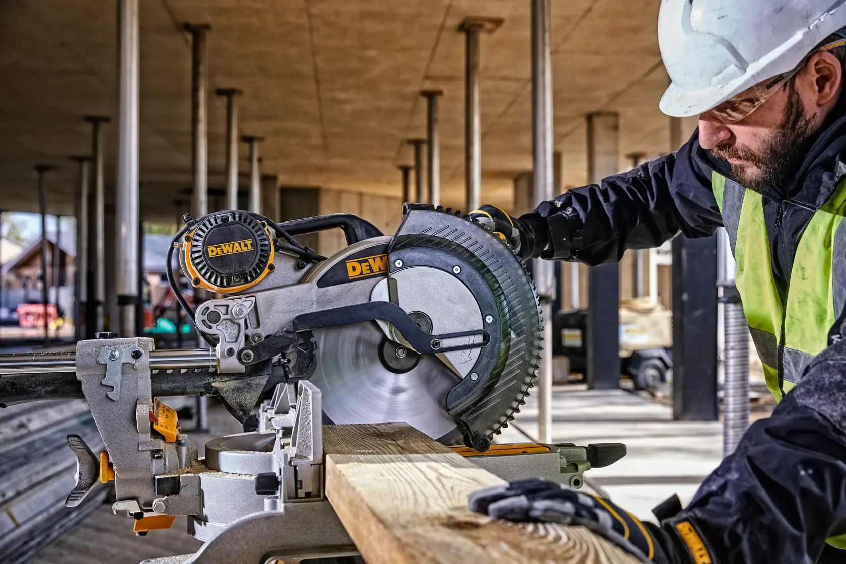 DEWALT® 305 мм циркуляр за рязане под ъгъл