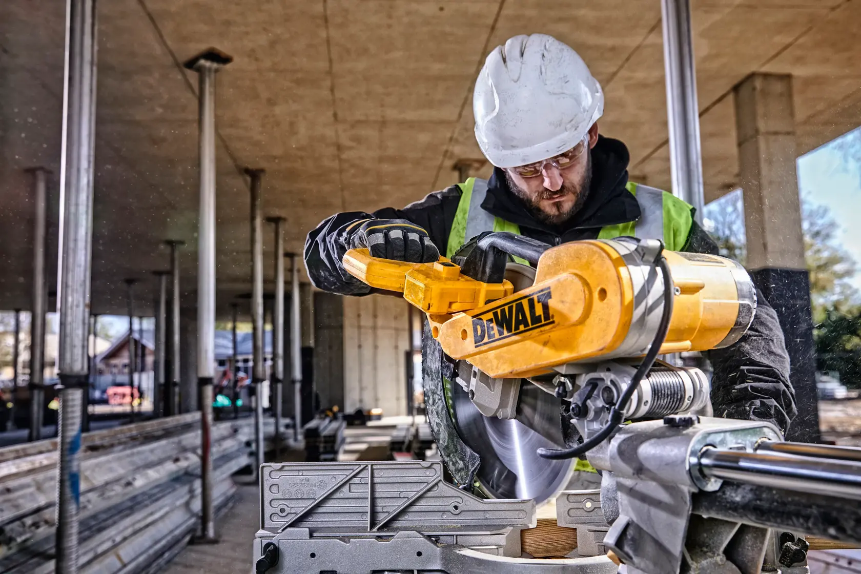 DEWALT® 305 мм циркуляр за рязане под ъгъл