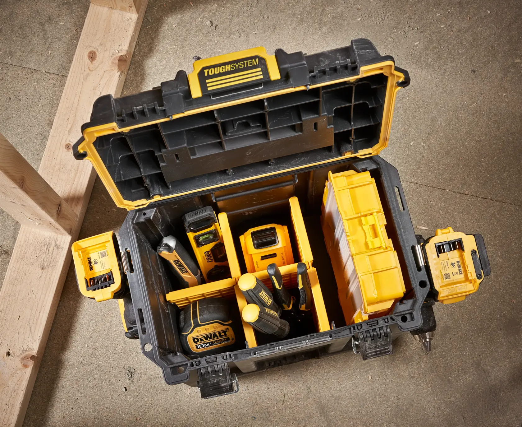 DEWALT® TOUGHSYSTEM® 2.0 Компактна дълбока кутия за съхранение с половин ширина