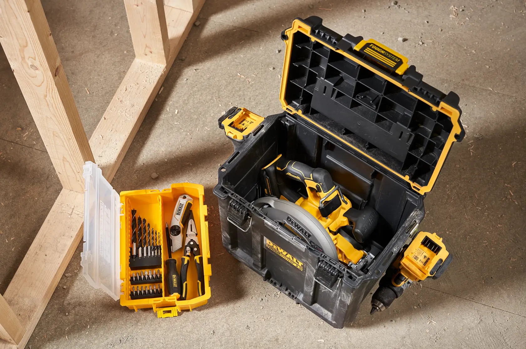 DEWALT® TOUGHSYSTEM® 2.0 Компактна дълбока кутия за съхранение с половин ширина
