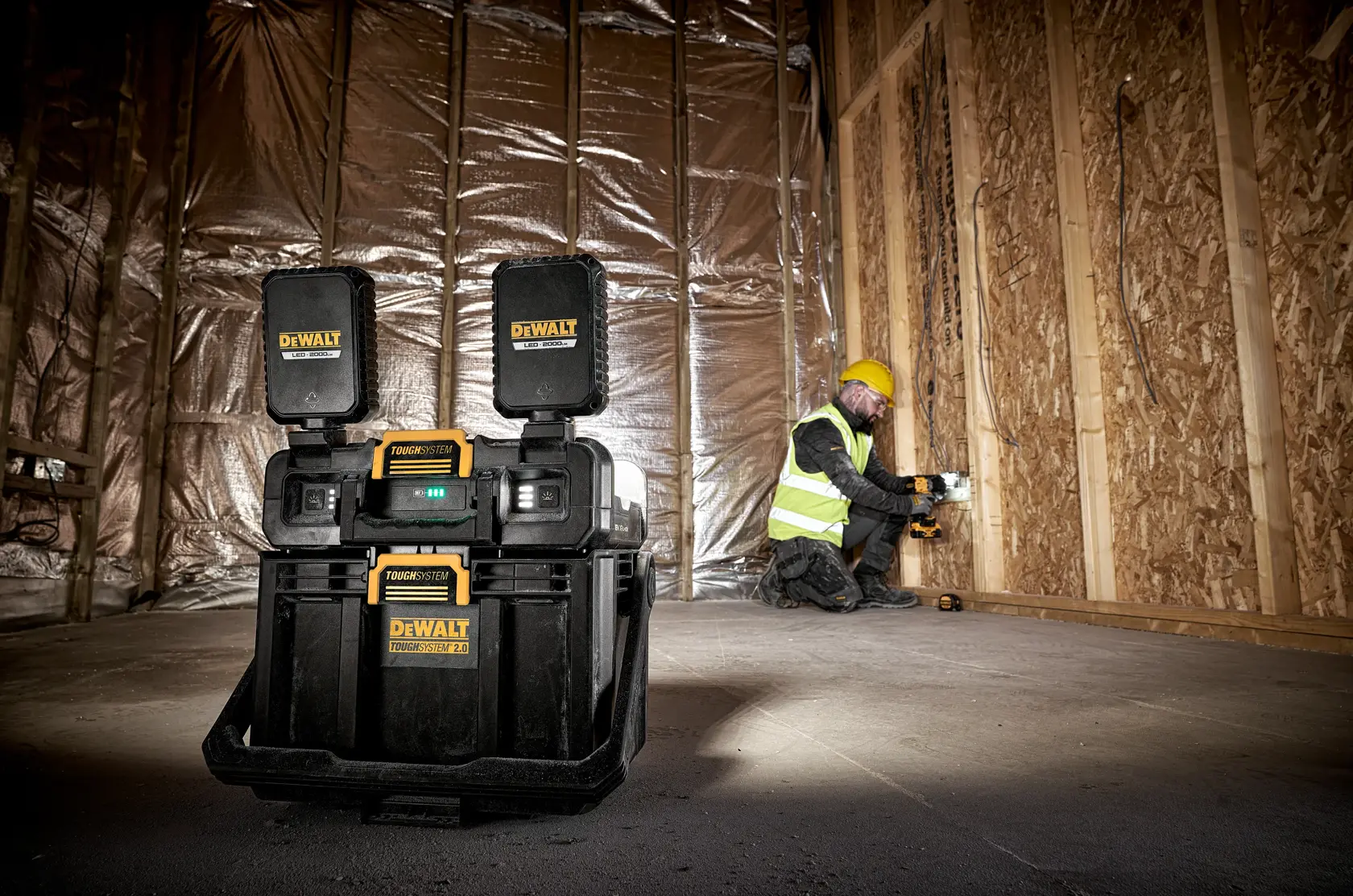 DEWALT® TOUGHSYSTEM® 2.0 Регулируема работна лампа с отделение за съхранение