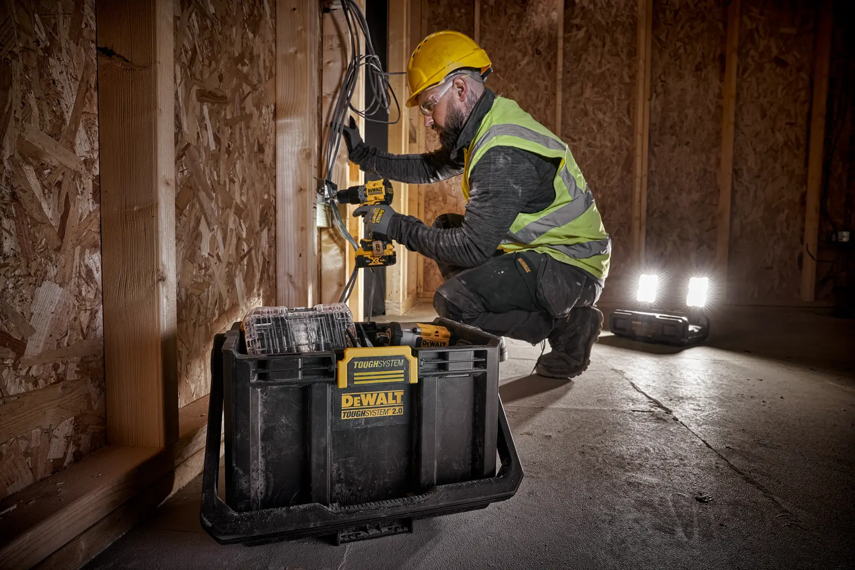 DEWALT® TOUGHSYSTEM® 2.0 Регулируема работна лампа с отделение за съхранение