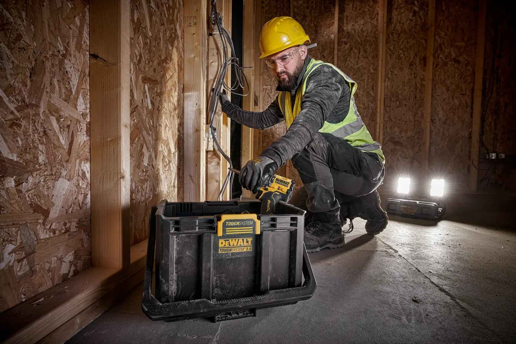 DEWALT® TOUGHSYSTEM® 2.0 Регулируема работна лампа с отделение за съхранение