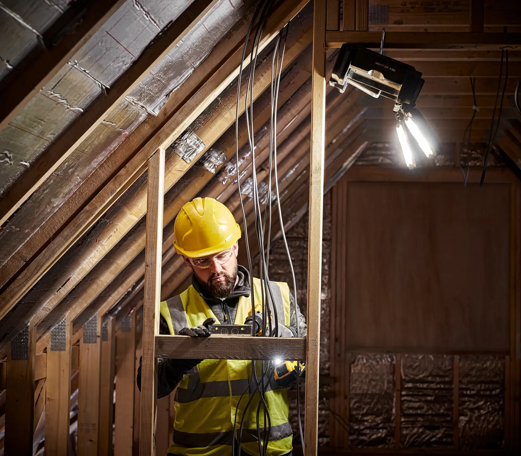 DEWALT® TOUGHSYSTEM® 2.0 Регулируема работна лампа с отделение за съхранение