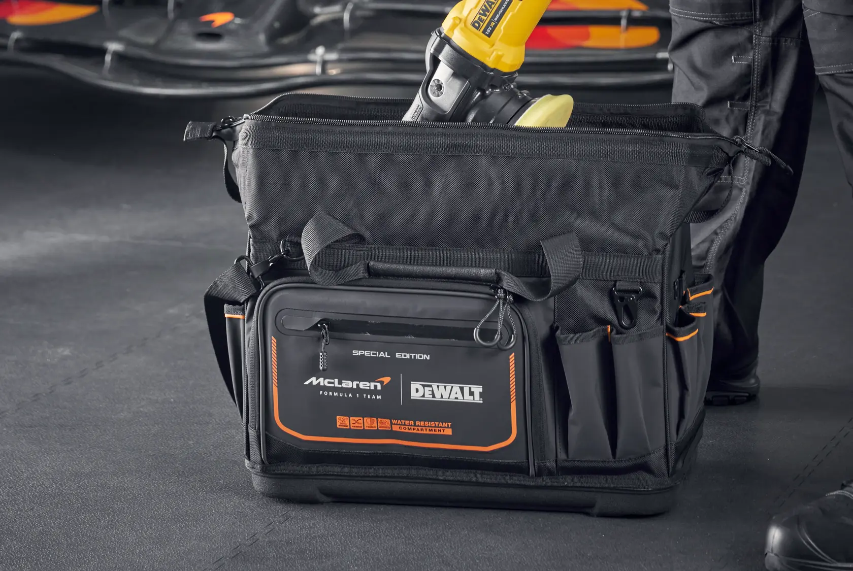 DEWALT® x McLaren F1 Team 20 инча. Професионална чанта за инструменти