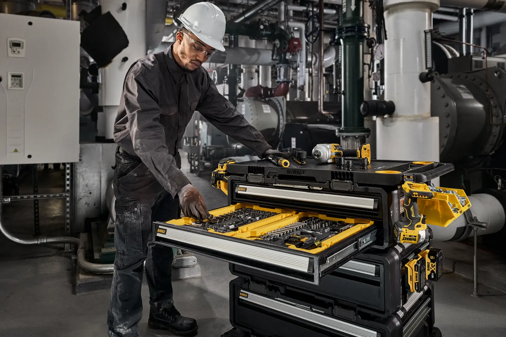A worker in a factory sorting out tools on the 5in1 Tower - DWST08530-1, DWST08550-1, DWST08520-1, DWST08510-1