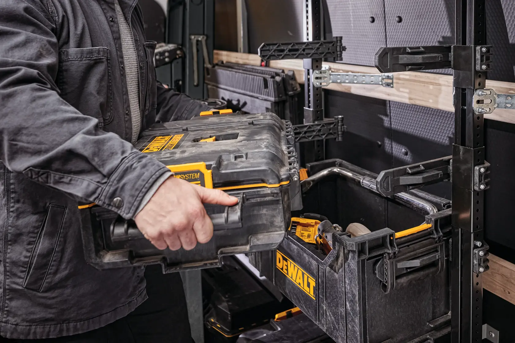 DEWALT® TOUGHSYSTEM® 2.0 Плитък куфар за съхранение